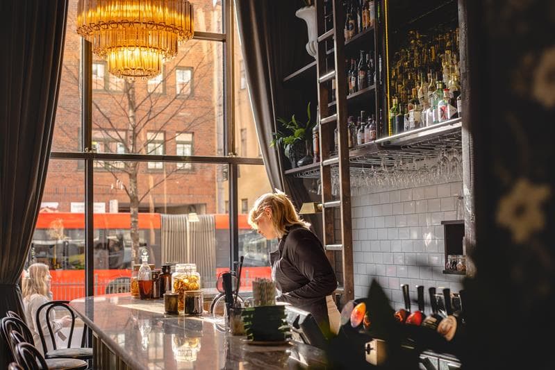 Servitør bak baren.