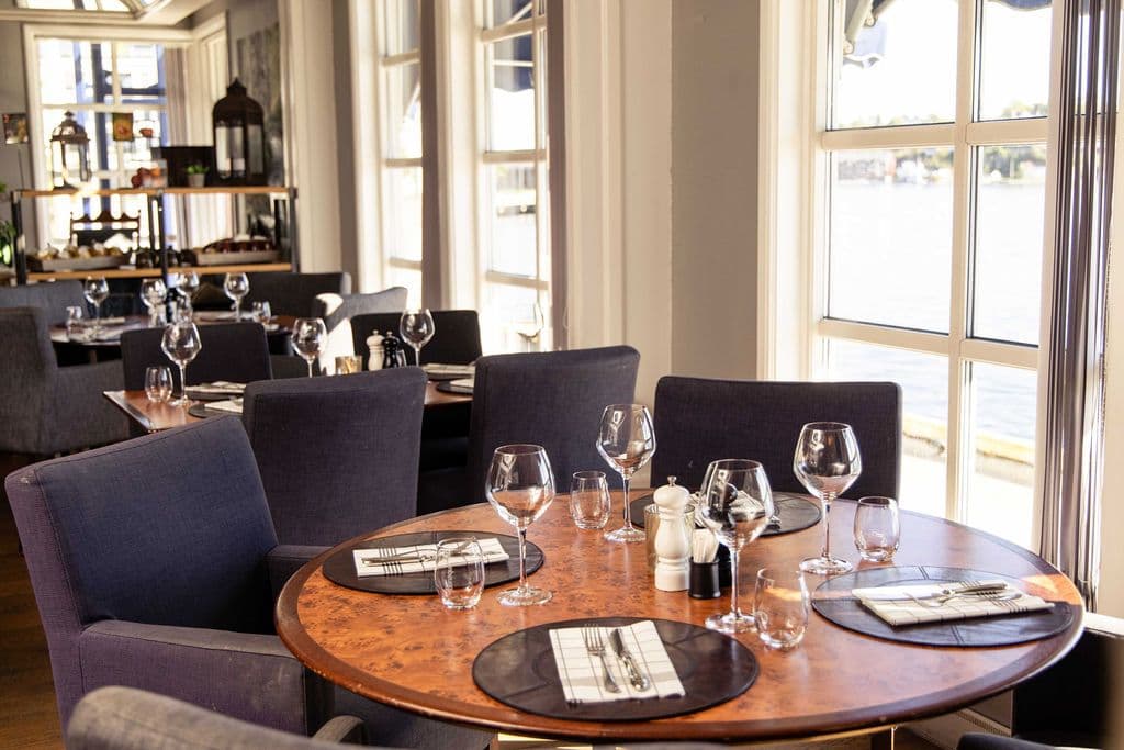Fin sjøutsikt fra bordene inne i Tyholmen Restaurant