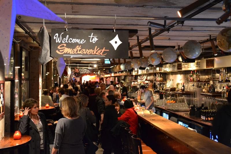 smelteverket fullt med gjester