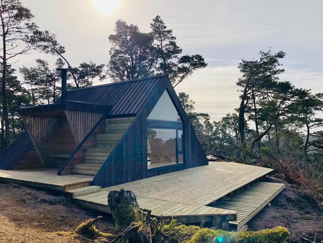 Flotte terrassar og overbygd sitjeplass ved dagsturhytta Adlesi