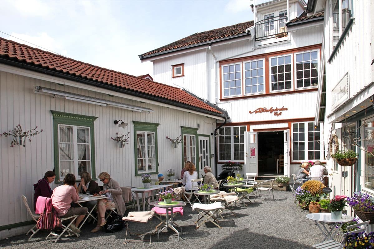 Bakgården Café
