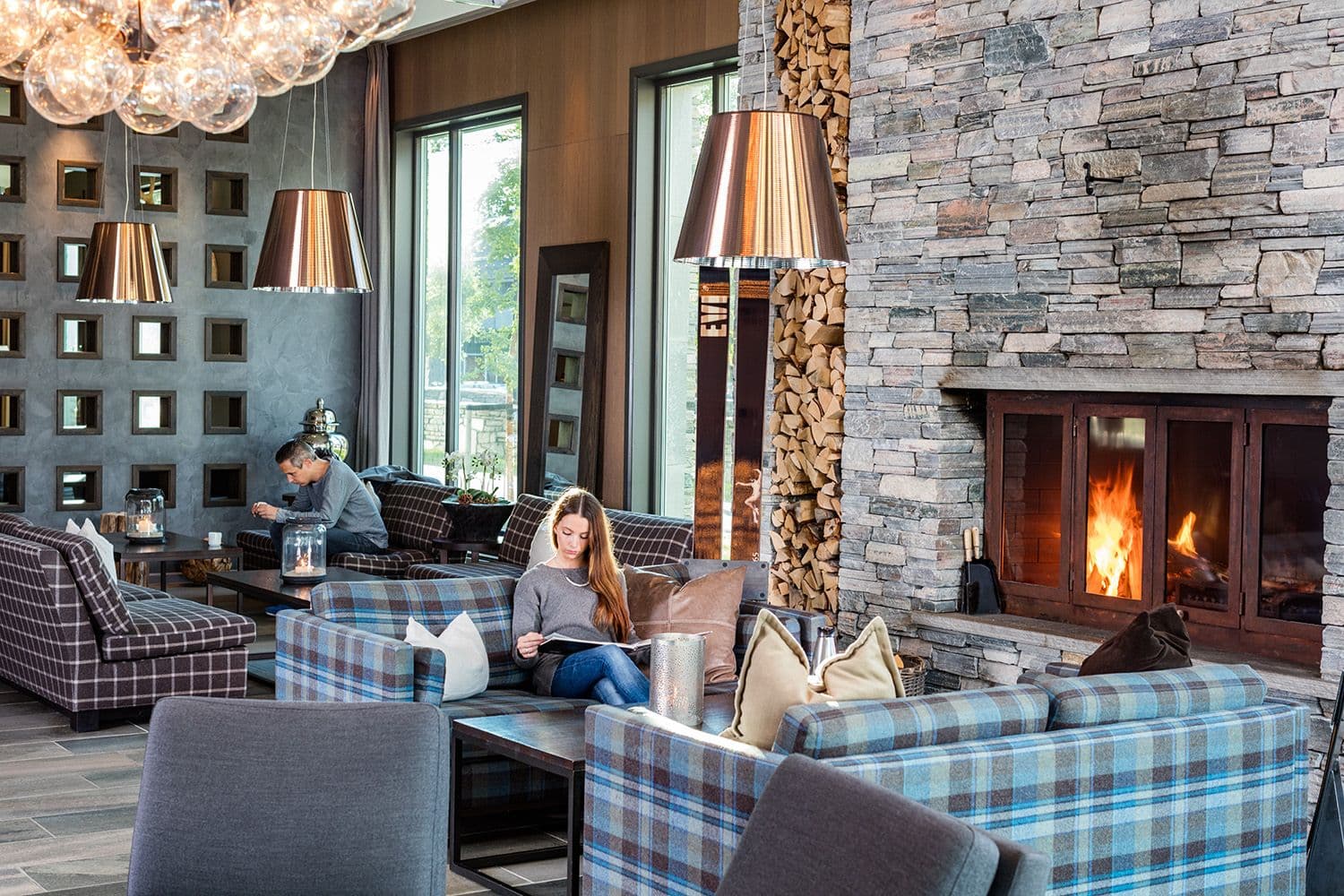 To personer sitter i Lobby pa° Skifer Hotel-2020