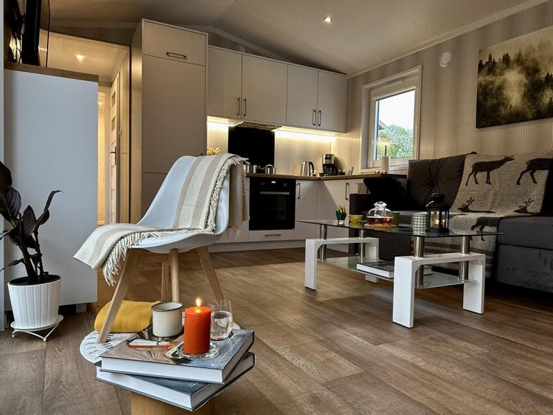 Lyst interiør inne i en av hyttene på Utne Camping. Foto.